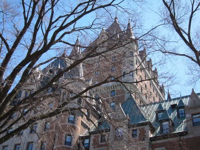 Through the trees in Jardins des Gouverneurs